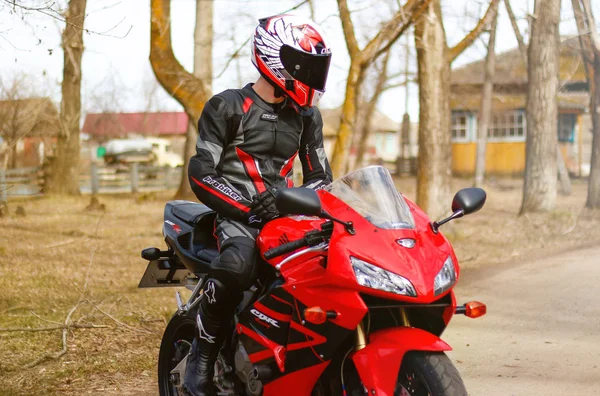 Krasnoyarsk Rusia Abril 2018 Hermoso Motociclista Marcha Completa Casco Honda —  Fotos de Stock