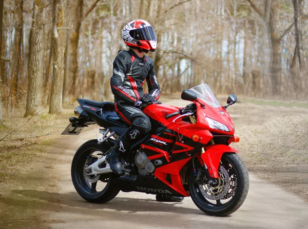 Krasnoyarsk Rússia Abril 2018 Belo Motociclista Plena Marcha Capacete Vermelho — Fotografia de Stock