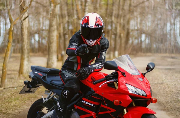 Krasnoyarsk Rússia Abril 2018 Belo Motociclista Plena Marcha Capacete Vermelho — Fotografia de Stock