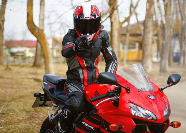 Krasnoyarsk Rússia Abril 2018 Belo Motociclista Plena Marcha Capacete Vermelho — Fotografia de Stock