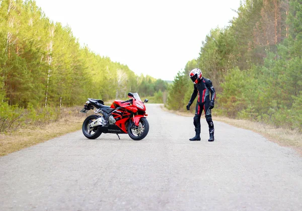 Krasnoyarsk Rússia Abril 2018 Belo Motociclista Plena Marcha Capacete Vermelho — Fotografia de Stock