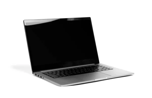 Metal bir çantada siyah boş ekranlı bir dizüstü bilgisayar. Bilgisayarı aç. — Stok fotoğraf