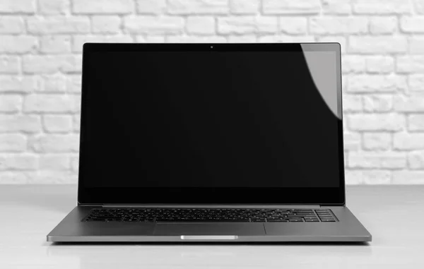 Laptop em uma caixa de metal com uma tela em branco preto. O portátil ligado — Fotografia de Stock
