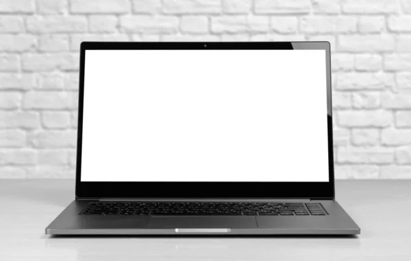 Laptop em uma caixa de metal com uma tela branca em branco. O portátil ligado — Fotografia de Stock