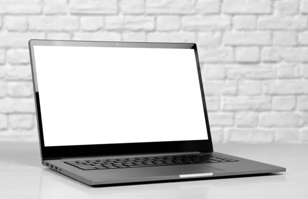 Laptop em uma caixa de metal com uma tela branca em branco. O portátil ligado — Fotografia de Stock