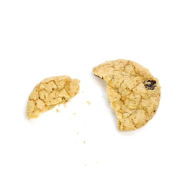 Kuru üzümlü yulaflı kurabiye. İkiye bölünmüş. Üst görünüm. 