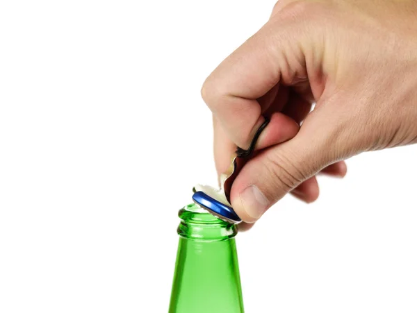 A kéz kinyit egy üveg sört, a kupak egy gyűrű a nyitáshoz. Cl. — Stock Fotó