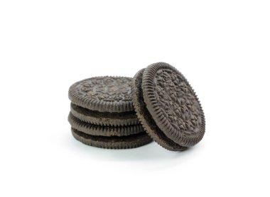 Siyah sandviç kurabiyeleri. Kapatın. Beyaz arkaplanda izole