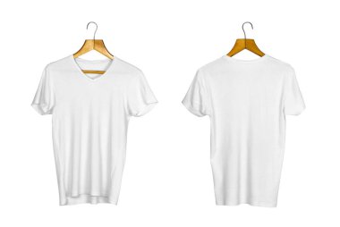 Beyaz bir tişört ahşap bir askıda asılı. Kapatın. İzole edilmiş 