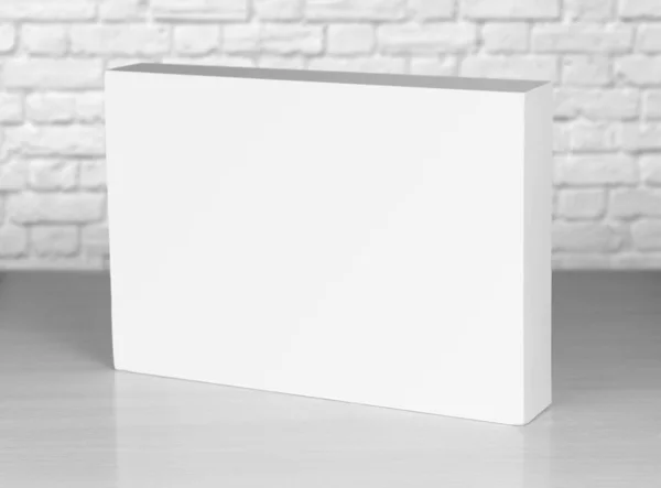 White Box von Laptop lohnt sich auf dem Tisch. Nahaufnahme — Stockfoto