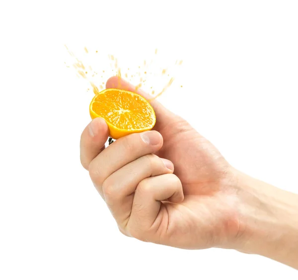 Main tenant une mandarine coupée en deux. Ferme là. Isolé au fouet — Photo