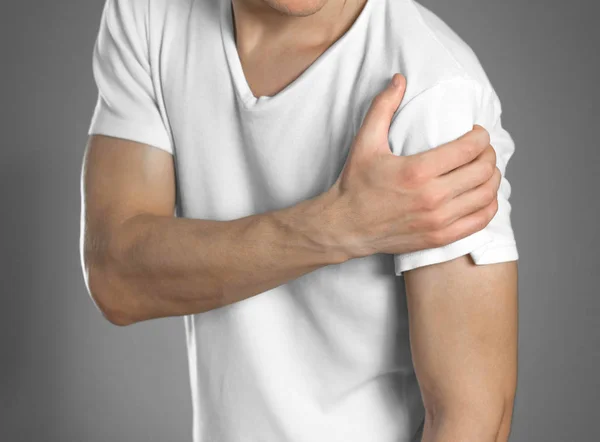 Shoulder pain. The man holds his hand. Close up — Stock Photo, Image