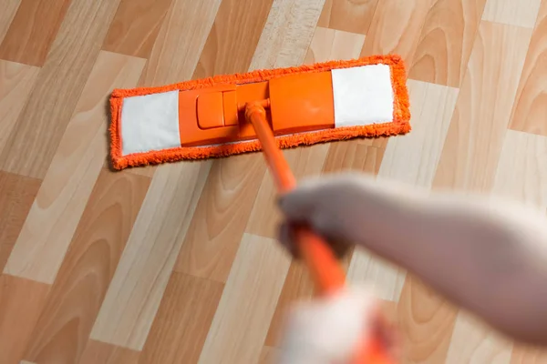 Um homem tem um MOP laranja. Vista em primeira pessoa. Fechar — Fotografia de Stock