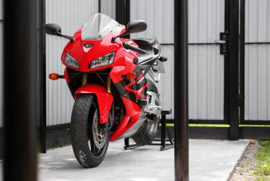 Krasnoyarsk, Rusya - 29 Ağustos 2019: Kırmızı ve siyah sportbike H