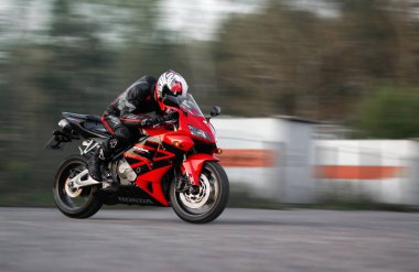 Krasnoyarsk, Rusya - 27 Ağustos 2019: Güzel motosikletçi