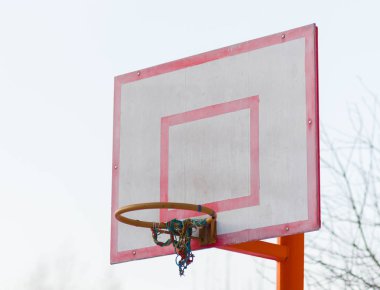 Eski bir basketbol yüzüğü. Yaşlı sepet. Kapat.