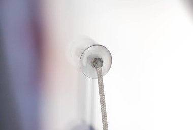 Vakum kabı cama yapıştırılmış. Kapat.