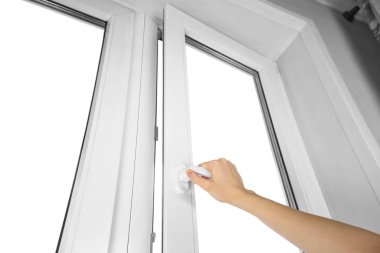 El, pencerenin beyaz plastiğini açar. Kapat.