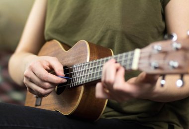 Ukulele çalan kız. Kapatın. Beyaz arkaplanda izole