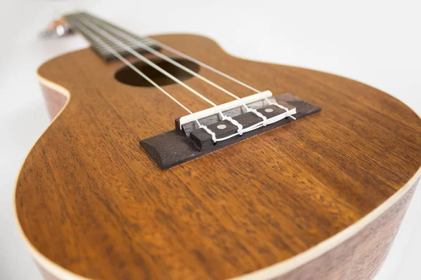 Ukulele Köprüsü. Kapatın. Beyaz arkaplanda izole