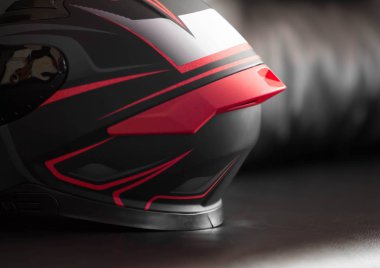 Siyah vizörlü güzel siyah ve kırmızı motosiklet kaskı