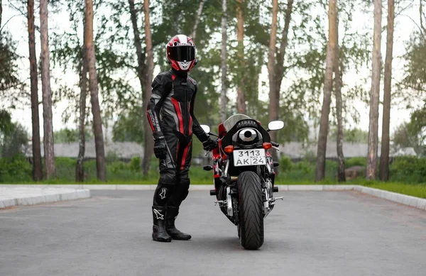 Krasnojarsk, Ryssland - 11 juni 2019: Vacker motorcyklist i f — Stockfoto