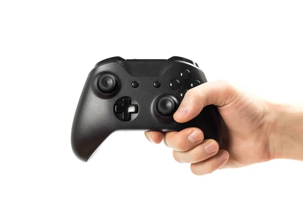 Ręka posiada czarny gamepad do gry w gry komputerowe. Izola — Zdjęcie stockowe