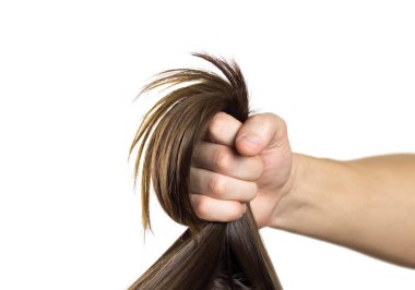 Bir erkeğin eli bir kadının saçını çeker. Kapatın. Bir beyazda izole edilmiş.