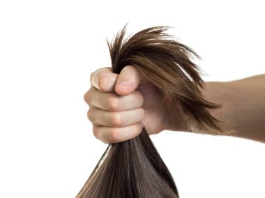 Bir erkeğin eli bir kadının saçını çeker. Kapatın. Bir beyazda izole edilmiş.