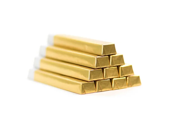 Čokoládové tyčinky ve tvaru zlatých cihel. Zavřít. Izolováno dne — Stock fotografie