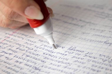 Beyaz kırtasiye düzelticisi defterdeki metni düzeltir. Clo