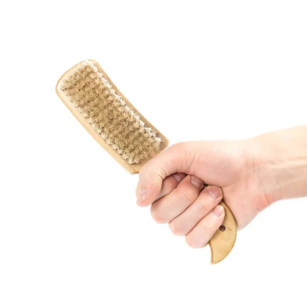 Hand houden van een borstel met een houten handvat. Sluit maar af. geïsoleerd op — Stockfoto