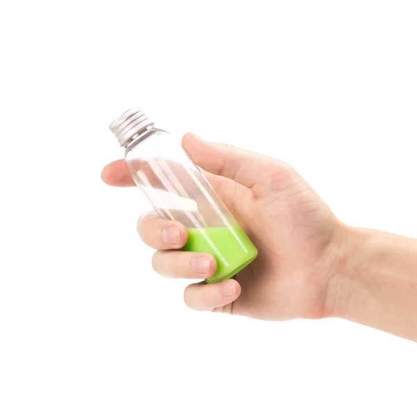 Mão segurando uma pequena garrafa de líquido verde. Fecha. Isolados — Fotografia de Stock