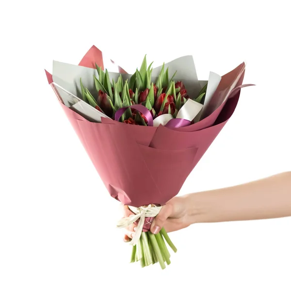 Mão segurando um belo buquê de tulipas vermelhas. Fecha. Isolado — Fotografia de Stock