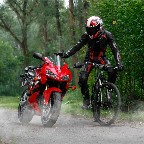러시아 크라스노야르스크 2019 아름다운 모터사이클 선수가 장비와 자전거 헬멧을 빨간색 — 스톡 사진