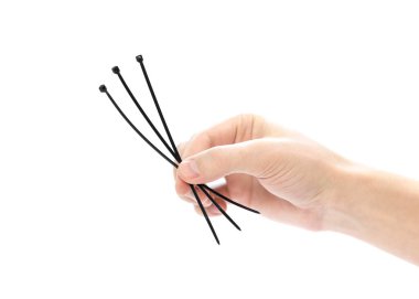 Siyah plastik kravat kıskaçlarıyla el ele tutuşmak. Kapatın. Beyaz bir arkaplanda izole edilmiş.