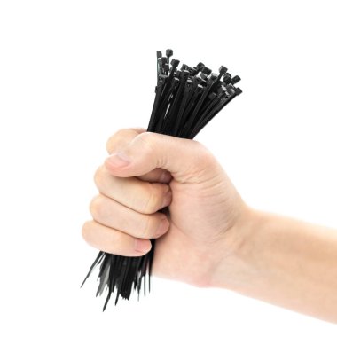 Siyah plastik kravat kıskaçlarıyla el ele tutuşmak. Kapatın. Beyaz bir arkaplanda izole edilmiş.