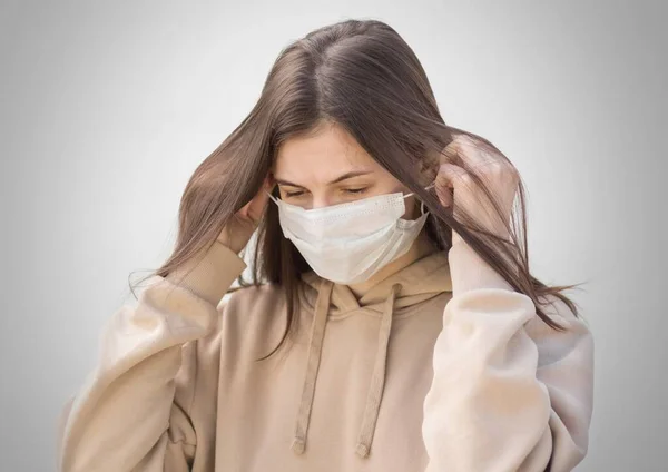 Κορίτσι Φοράει Μια Ιατρική Μάσκα Κλείσε Απομονωμένα Γκρι Φόντο — Φωτογραφία Αρχείου