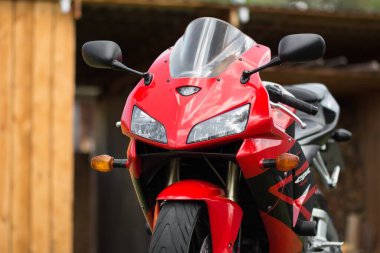 KRASNOYARSK, RUSSIA - 17 Mayıs 2020: Kırmızı ve siyah spor motosikleti Honda CBR 600 RR 2005 PC37.