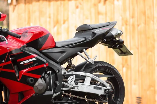 KRASNOYARSK, RUSSIA - 17 Mayıs 2020: Kırmızı ve siyah spor motosikleti Honda CBR 600 RR 2005 PC37.