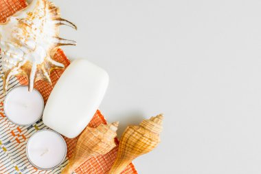 Kişisel banyo ürünleri düz görüntü kopya alanı ile yatıyordu..  