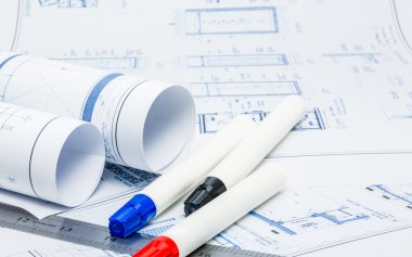 Marker kalem ve cetvel ile architectual planları haddelenmiş