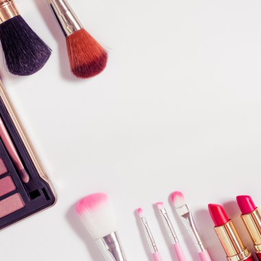 Fırçalar /lipstick layflat görüntü beyaz boşaltmak ile makyaj