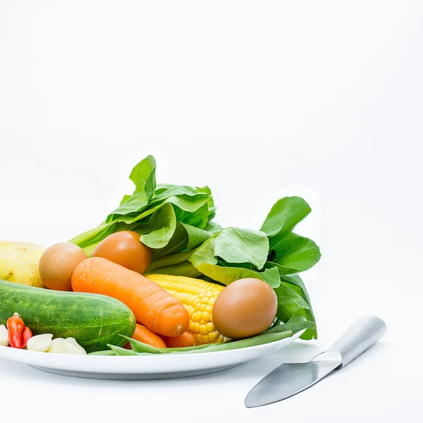 Légumes biologiques crus isolés sur fond blanc — Photo