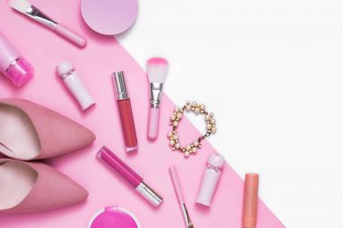 Layflat görüntü pembe bayanlar moda ve kozmetik ürünleri.