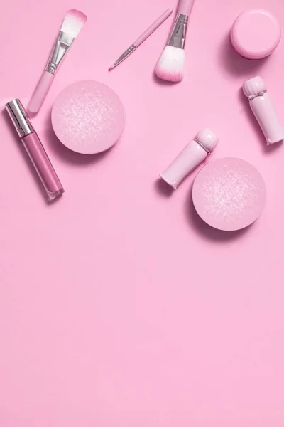 Layflat immagine di donne rosa moda e cosmetici prodotti . — Foto Stock