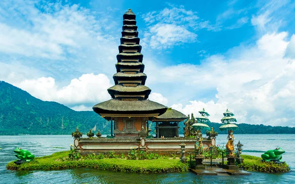 Temple hindou sur le lac à Bali, Indonésie avec des montagnes dans la ba — Photo