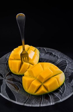 Bir cam tabakta mango