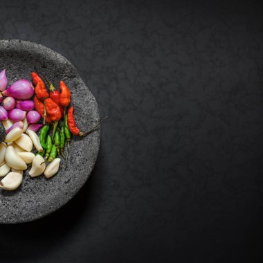 Geleneksel taş motar ve baharatlı madde ile Asya havaneli