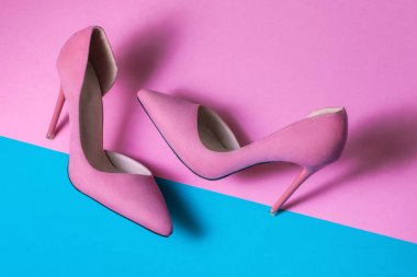 Pembe süet topuklu pembe bir arka plan üzerinde
